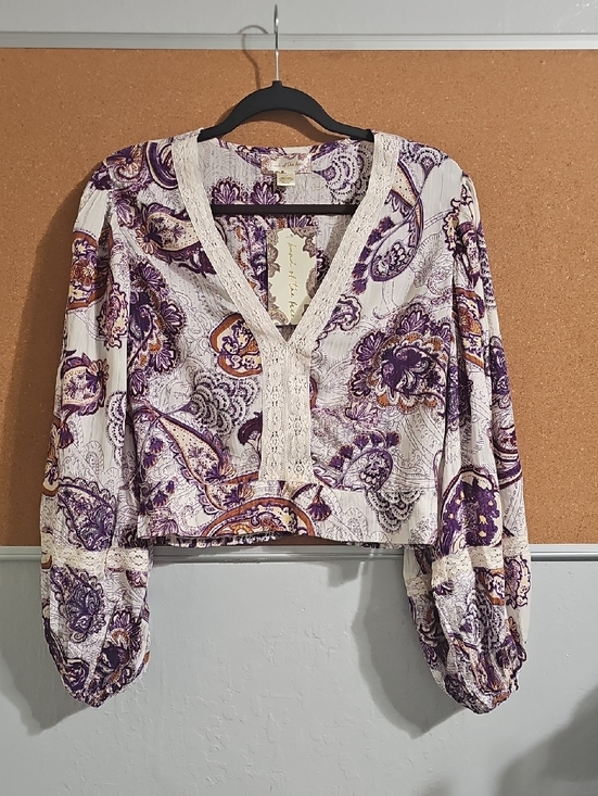 Band Of The Free Tops - Cropped V-Neck Paisley Blouse in Purple and Cream